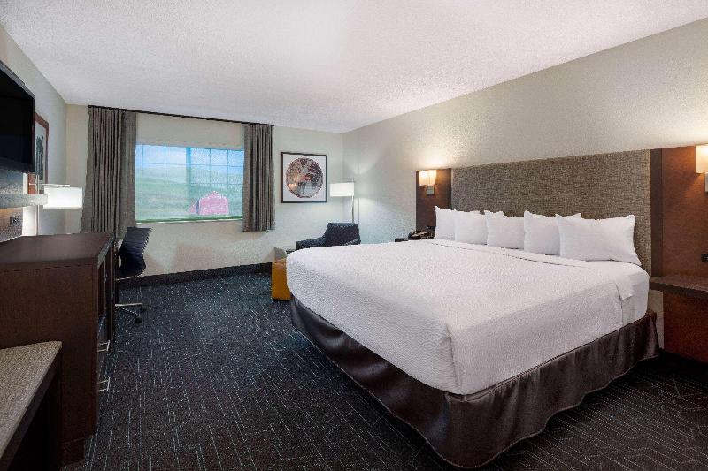 اتاق استاندارد با تخت بزرگ, Ramada By Wyndham Spokane Airport
