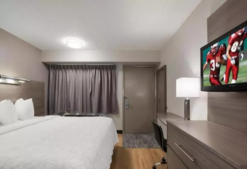 キングサイズベッドのスタンダードルーム, Red Roof Inn Plus+ Chicago   Naperville
