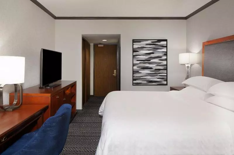 اتاق استاندارد با تخت بزرگ برای معلولان, Sheraton Anchorage