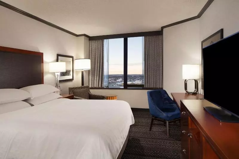 اتاق استاندارد با تخت بزرگ برای معلولان, Sheraton Anchorage