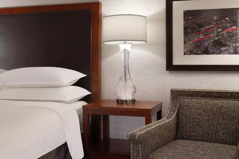 اتاق استاندارد با تخت بزرگ برای معلولان, Sheraton Anchorage