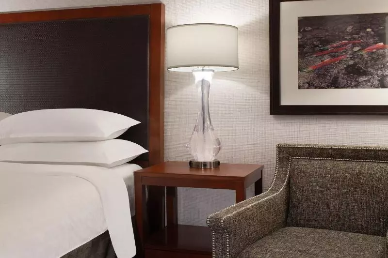 اتاق استاندارد با تخت بزرگ برای معلولان, Sheraton Anchorage