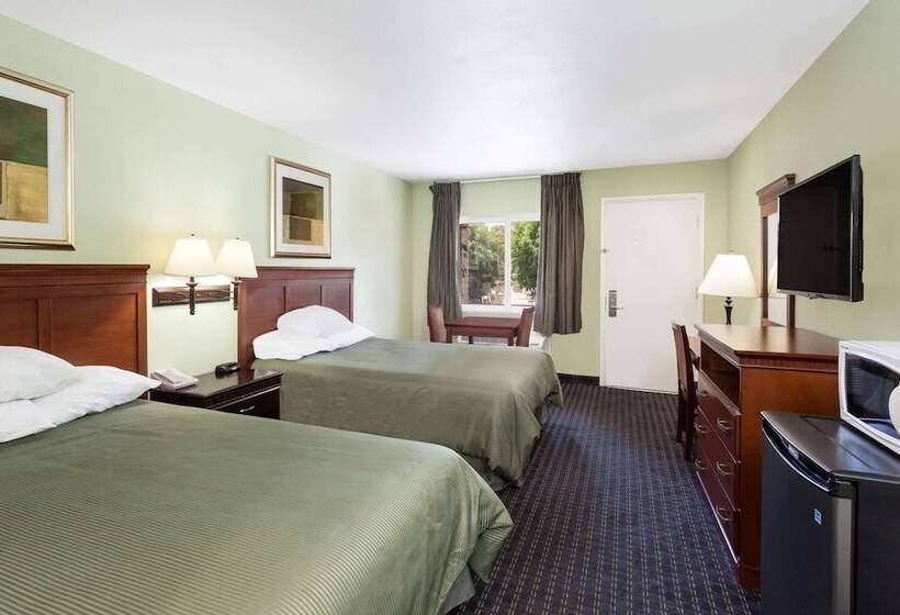 غرفة بيزنس, Travelodge By Wyndham Orange County Airport/ Costa Mesa