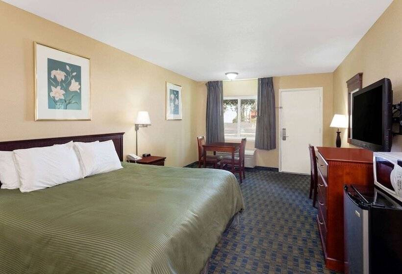 Номер бизнес-класса, Travelodge By Wyndham Orange County Airport/ Costa Mesa