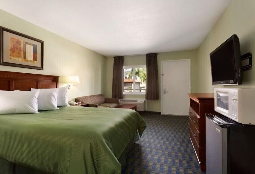 غرفة بيزنس, Travelodge By Wyndham Orange County Airport/ Costa Mesa