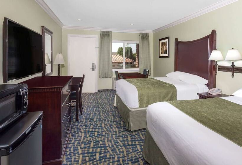 Номер Стандарт 2 Двуспальные Кровати, Travelodge By Wyndham Orange County Airport/ Costa Mesa