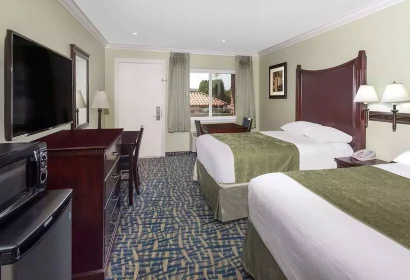 ２ダブルベッドのスタンダードルーム, Travelodge By Wyndham Orange County Airport/ Costa Mesa