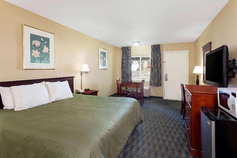Номер бизнес-класса, Travelodge By Wyndham Orange County Airport/ Costa Mesa
