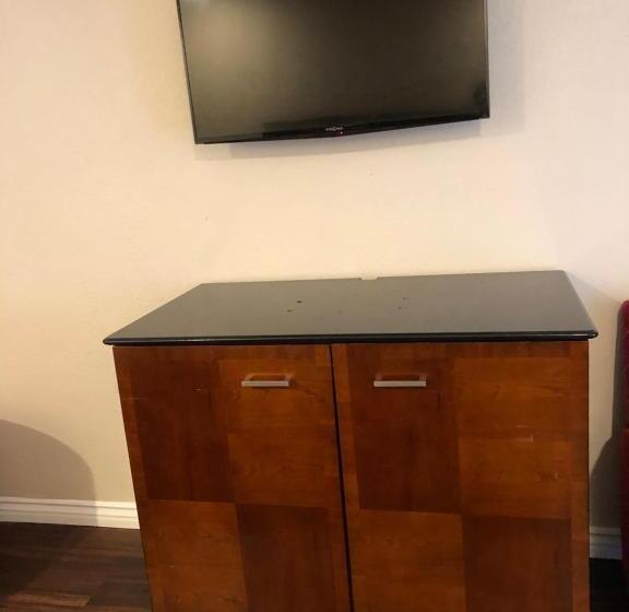 غرفة قياسية سرير كينج, American Inn Ontario