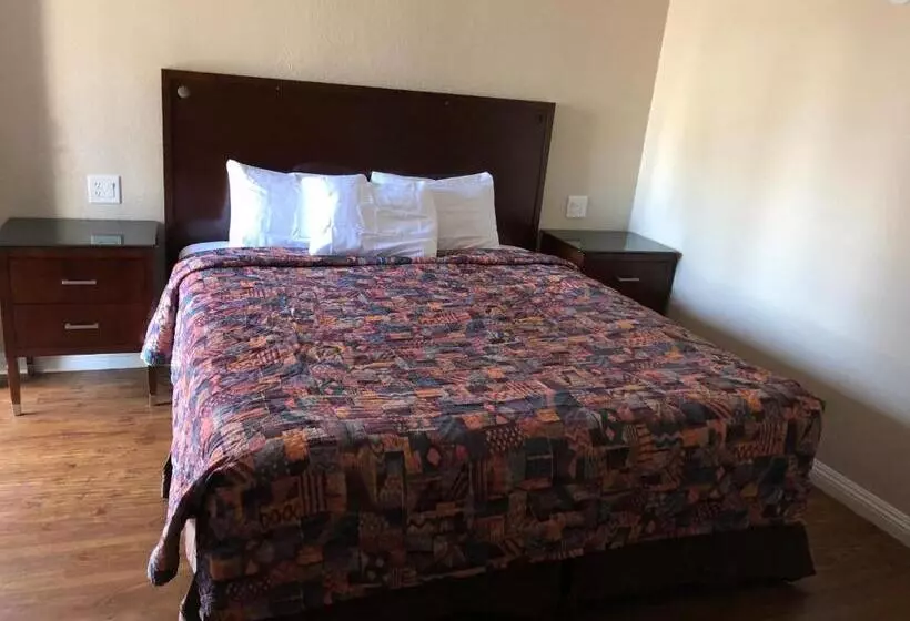 キングサイズベッドのスタンダードルーム, American Inn Ontario