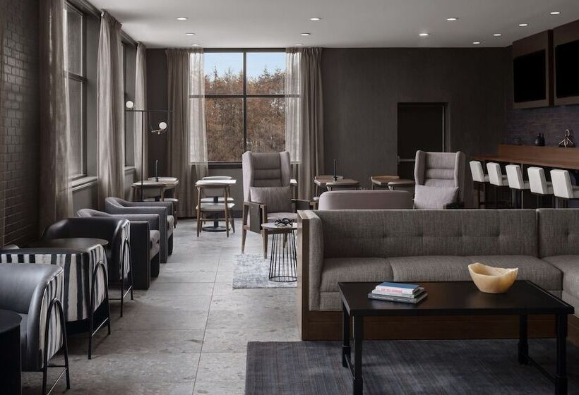 Номер Клуб, Renaissance Chicago North Shore