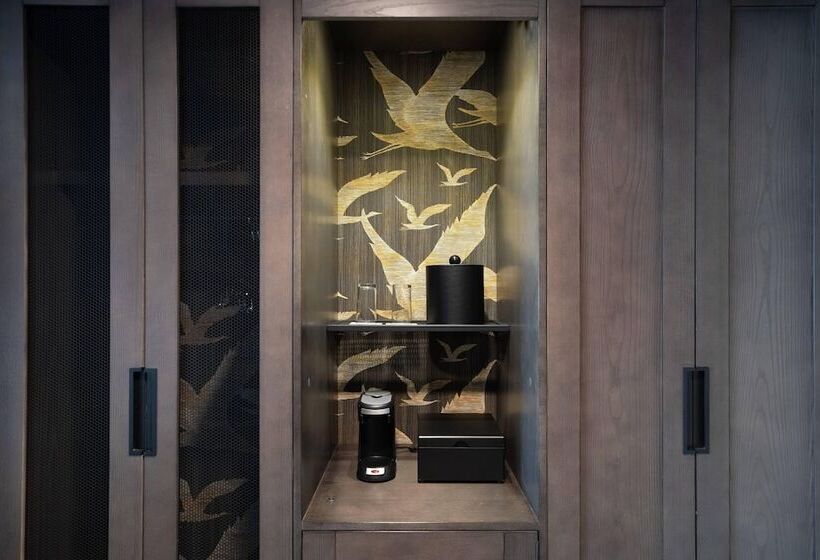 Номер Клуб, Renaissance Chicago North Shore