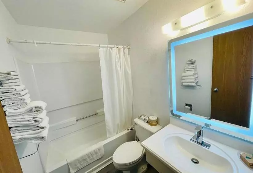 キングサイズベッドのデラックススイート, Americas Choice Inn & Suites