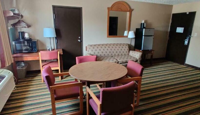 キングサイズベッドのデラックススイート, Super 8 By Wyndham Champaign