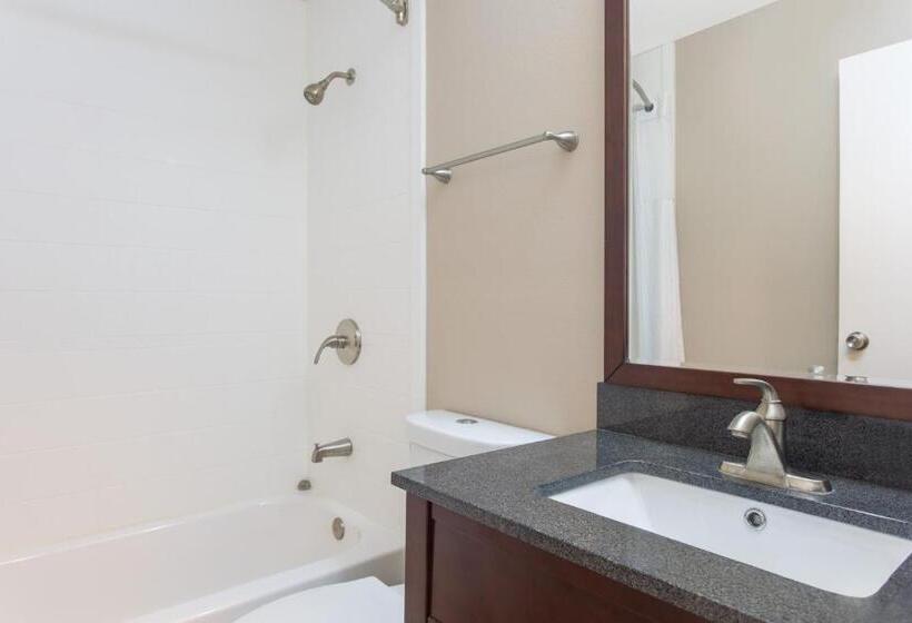 חדר סטנדרט עם מיטת קינג, Super 8 By Wyndham Columbus Airport