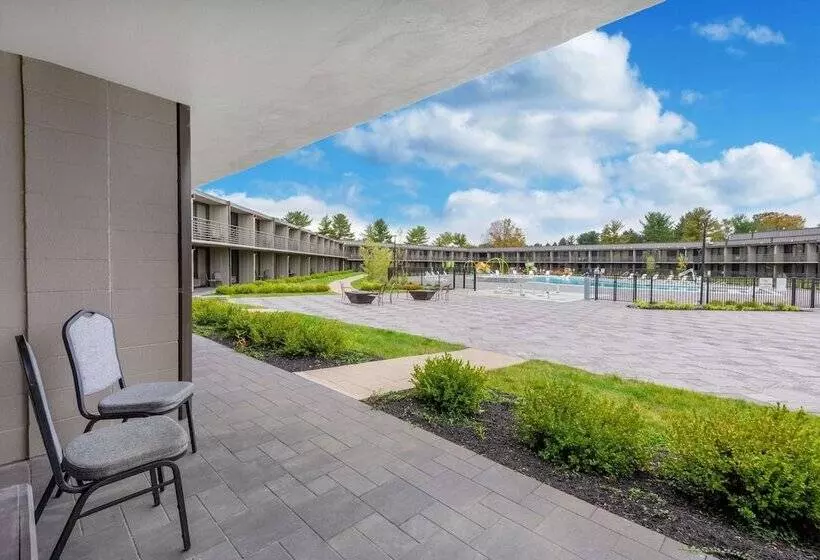 اتاق سوپریور با چشم‌انداز استخر, Wyndham Lancaster Resort And Convention Center