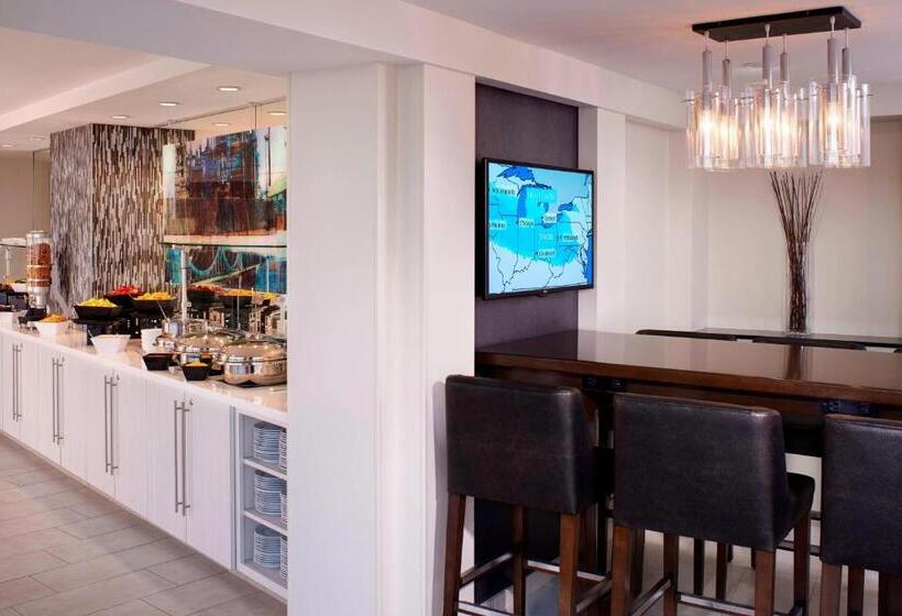 小型套房, Detroit Marriott At The Renaissance Center