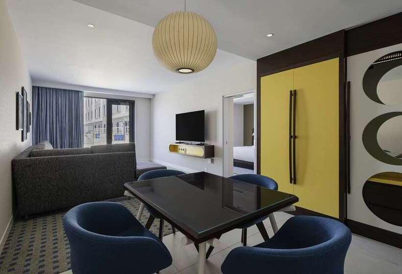 غرفة قياسية سرير كينج, Hilton Waco