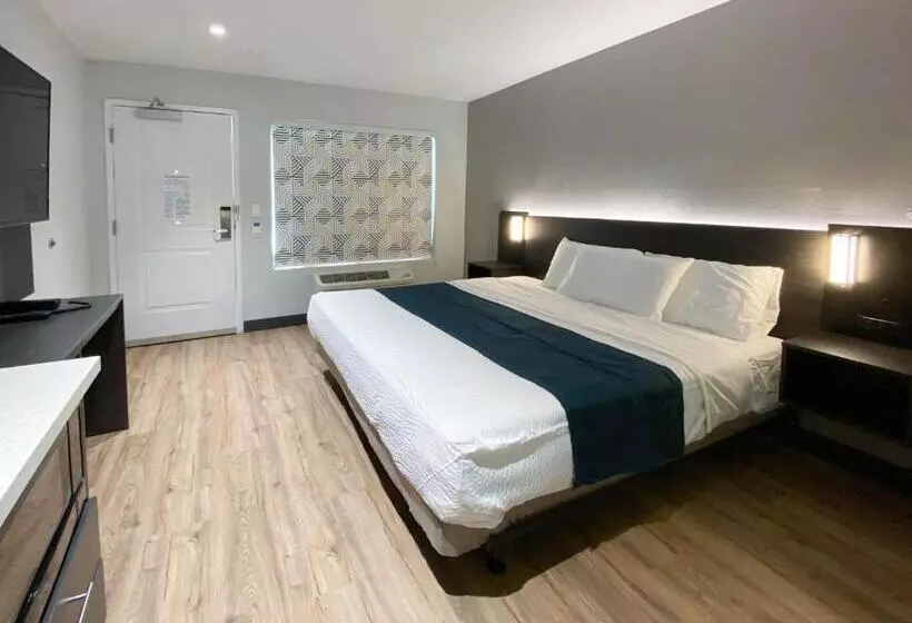 身障者適用キングサイズベッドルーム, Studio 6 Suites Stockton, Ca Waterfront