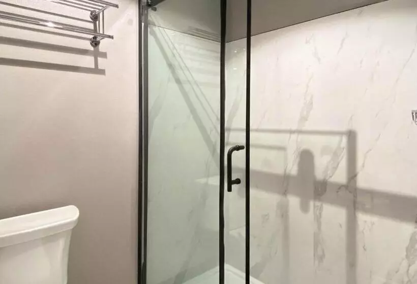 身障者適用キングサイズベッドルーム, Studio 6 Suites Stockton, Ca Waterfront