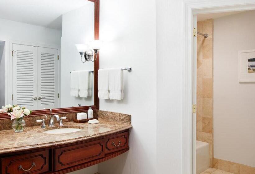 キングサイズベッドのスタンダードルーム, The Tides Inn