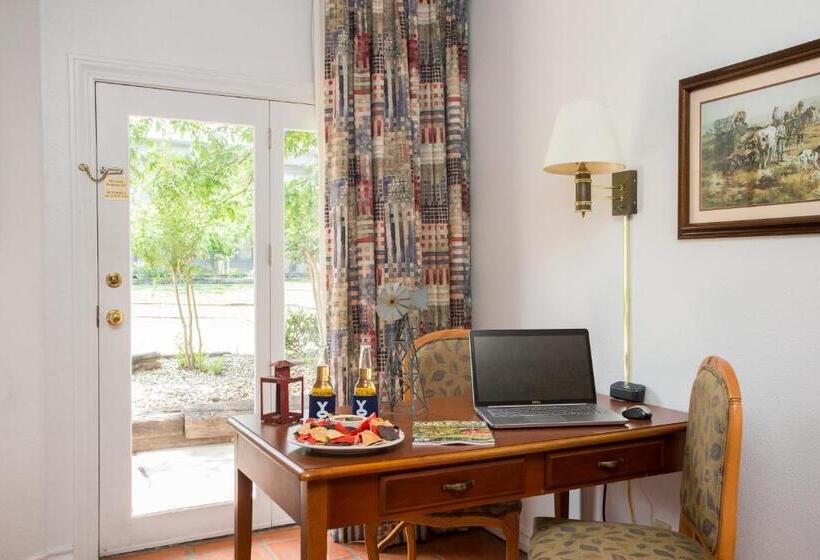 غرفة قياسية سرير كينج, Y O Ranch Hotel And Conference Center