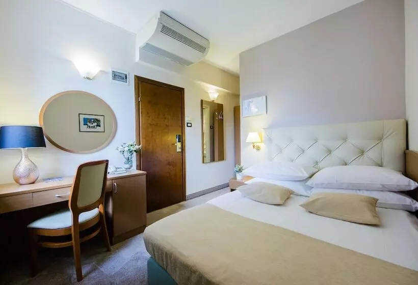 Comfort Yhden Hengen Huone, Central