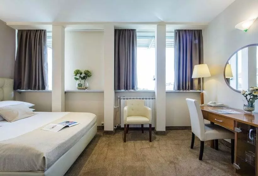 Comfort Yhden Hengen Huone, Central