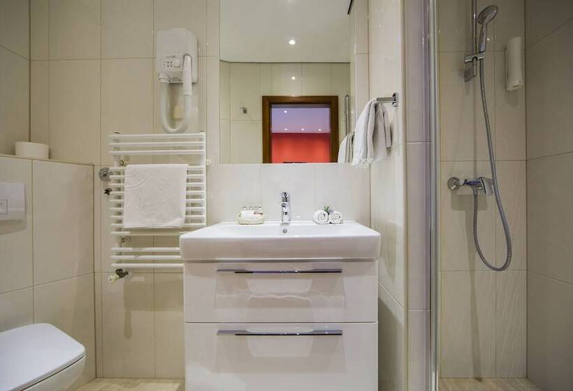 غرفة قياسية ثلاثية, Central