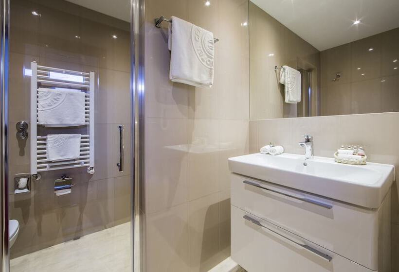 غرفة قياسية ثلاثية, Central