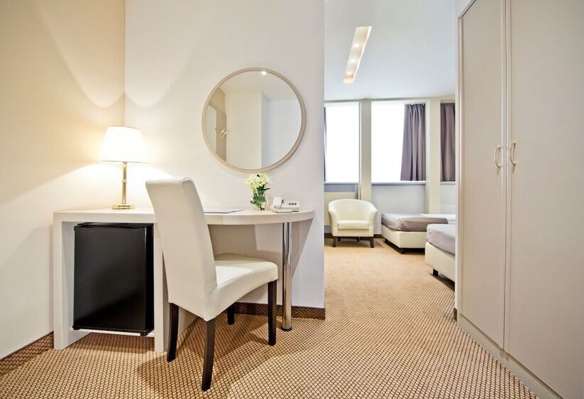 غرفة قياسية ثلاثية, Central