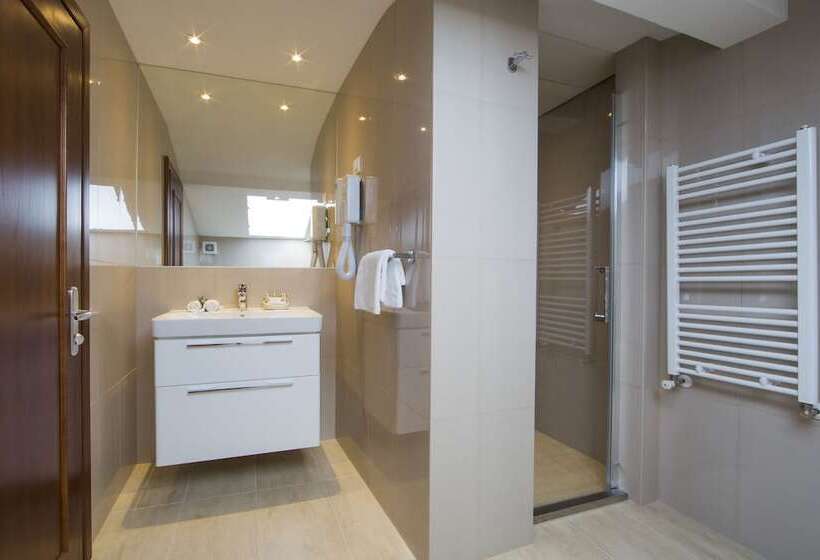 غرفة قياسية رباعية, Central