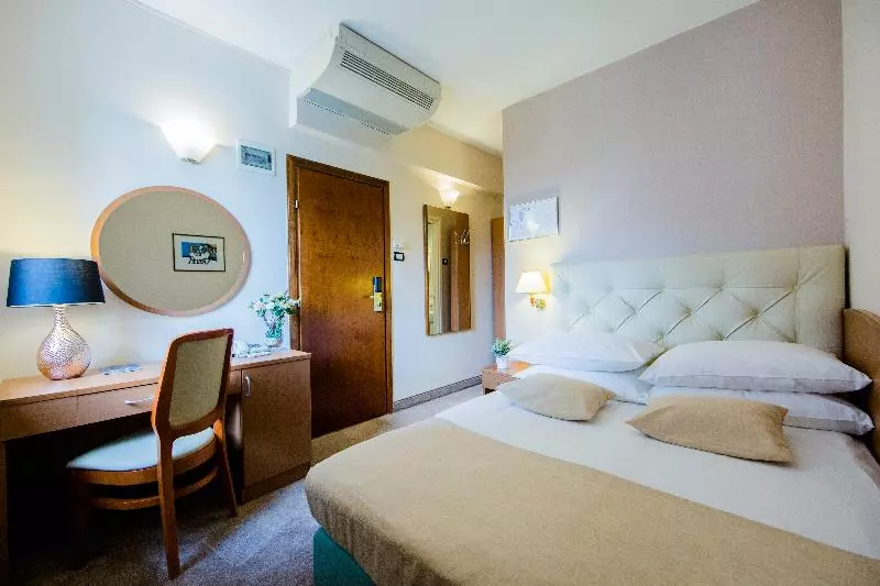 Comfort Yhden Hengen Huone, Central
