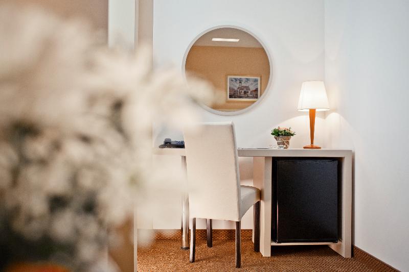 غرفة قياسية رباعية, Central