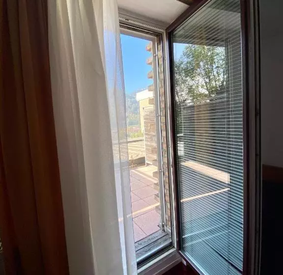 اتاق استاندارد, Creina