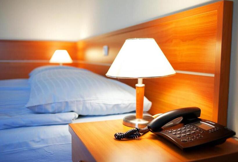 اتاق اکونومی, Creina