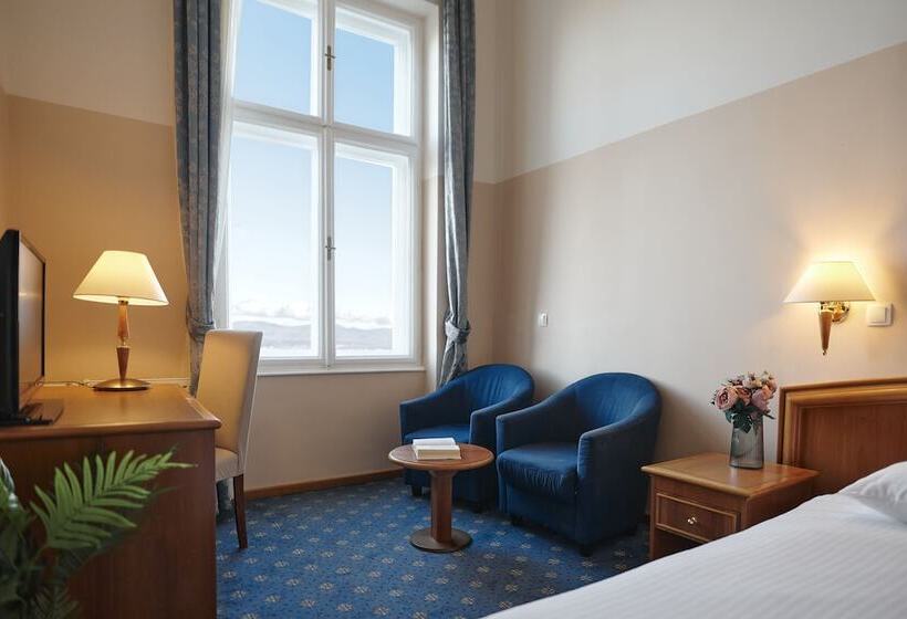 غرفة قياسية مطلّة علي البحر, Lovran