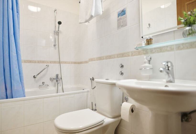 غرفة قياسية مطلّة علي البحر, Lovran