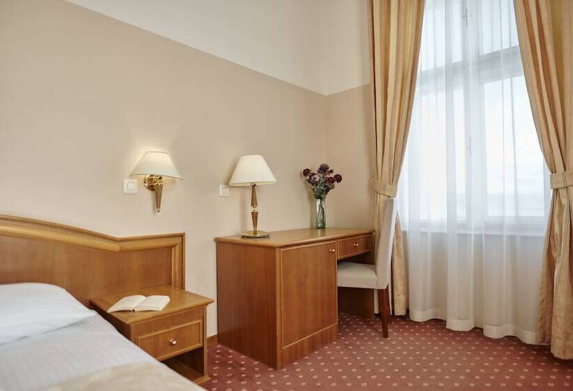 غرفة قياسية مطلّة علي البحر, Lovran