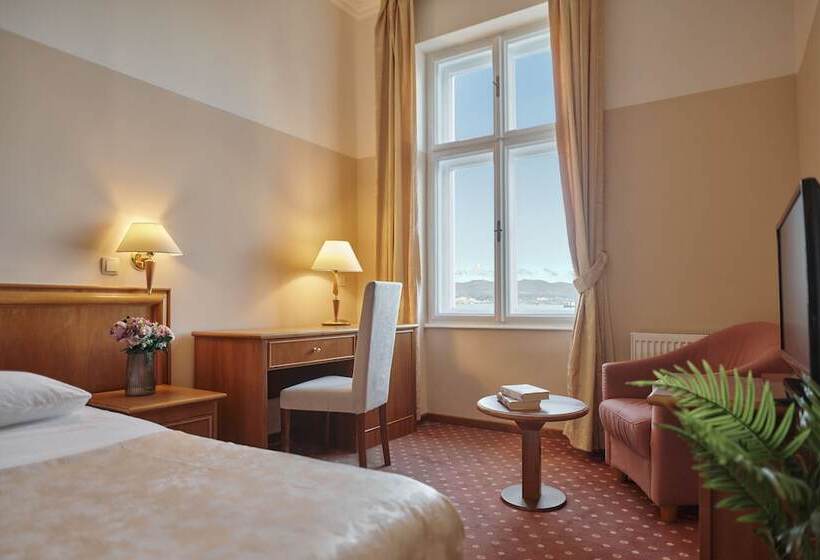 غرفة قياسية مطلّة علي البحر, Lovran