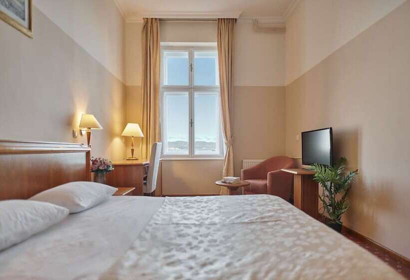 غرفة قياسية مطلّة علي البحر, Lovran