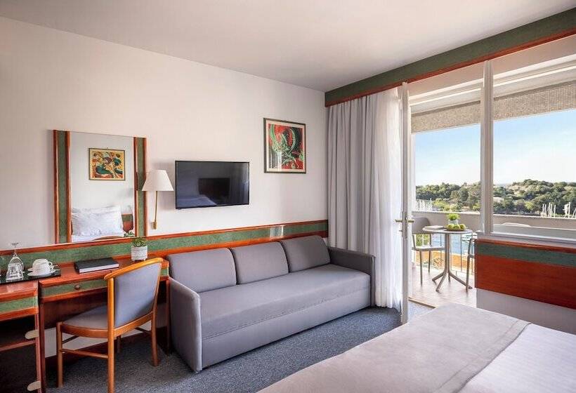 غرفة بريميوم ثلاثية, Maistra Select Pineta