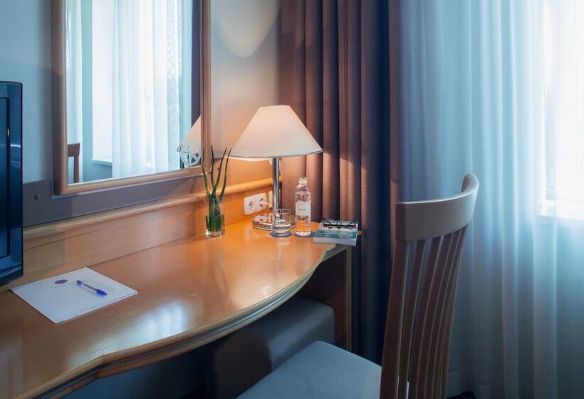 اتاق استاندارد یک نفره, Paka