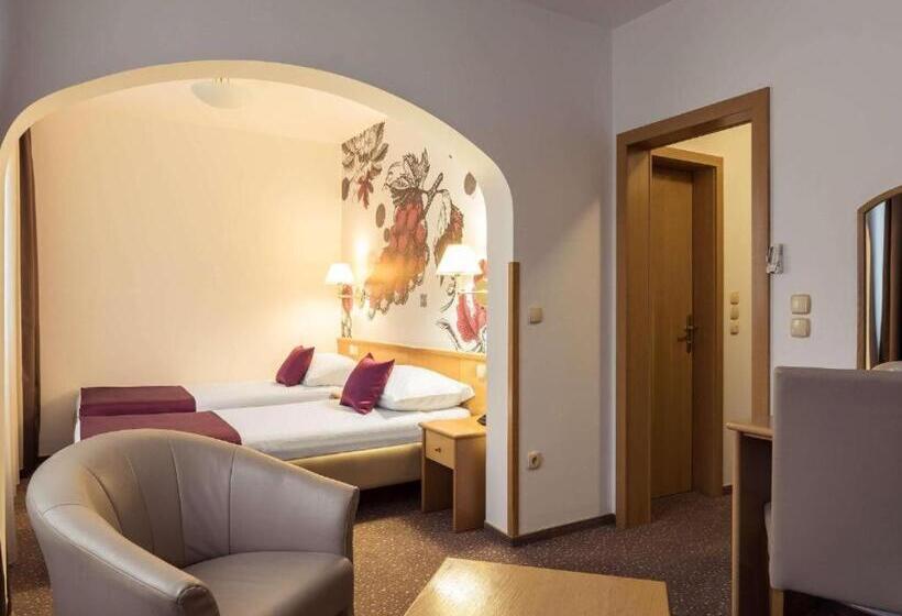 اتاق لوکس, Piramida