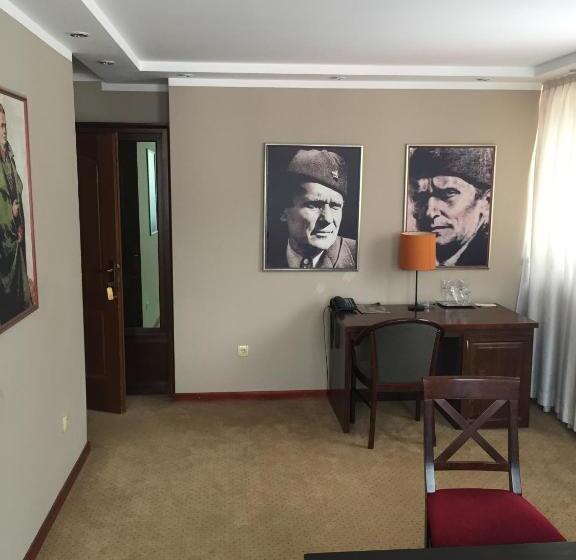 سوییت اجرایی, Stari Grad
