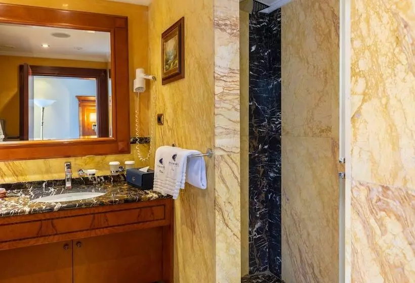 Junior Suite, Swiss Diamond Hotel Prishtina