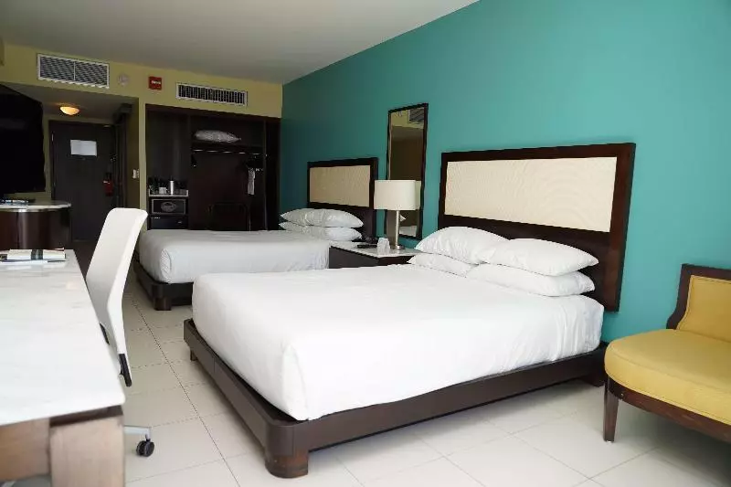 اتاق خانوادگی, The Condado Plaza Hilton