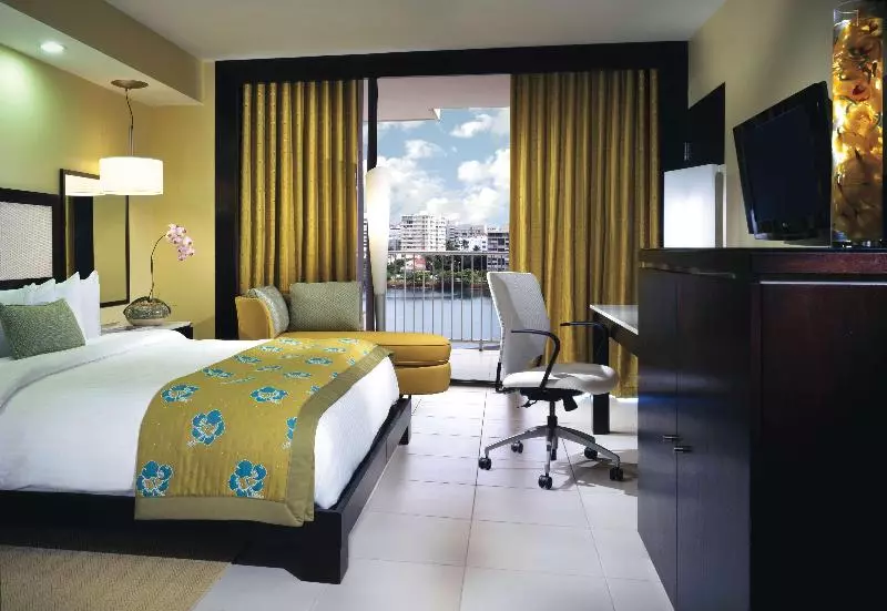 اتاق خانوادگی, The Condado Plaza Hilton