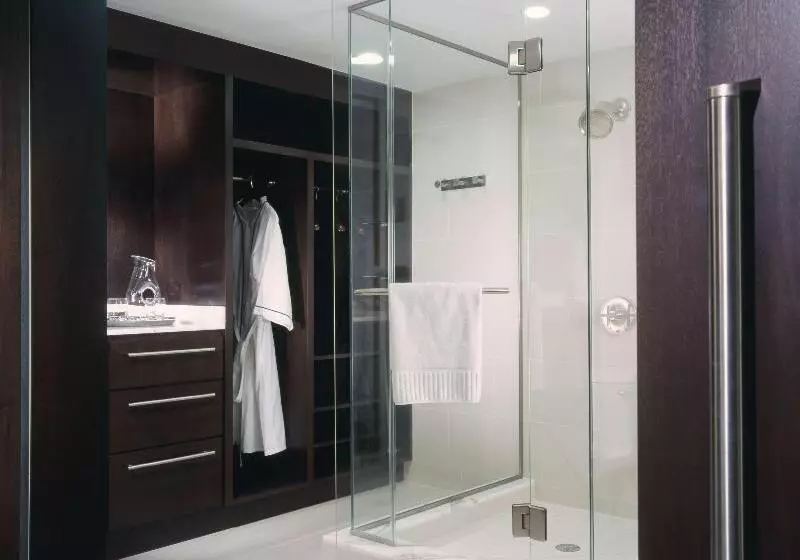 اتاق خانوادگی, The Condado Plaza Hilton