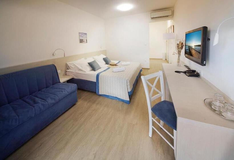 اتاق استاندارد با بالکن, Villa Balcony Or Terrace   Hotel & Resort Adria Ankaran